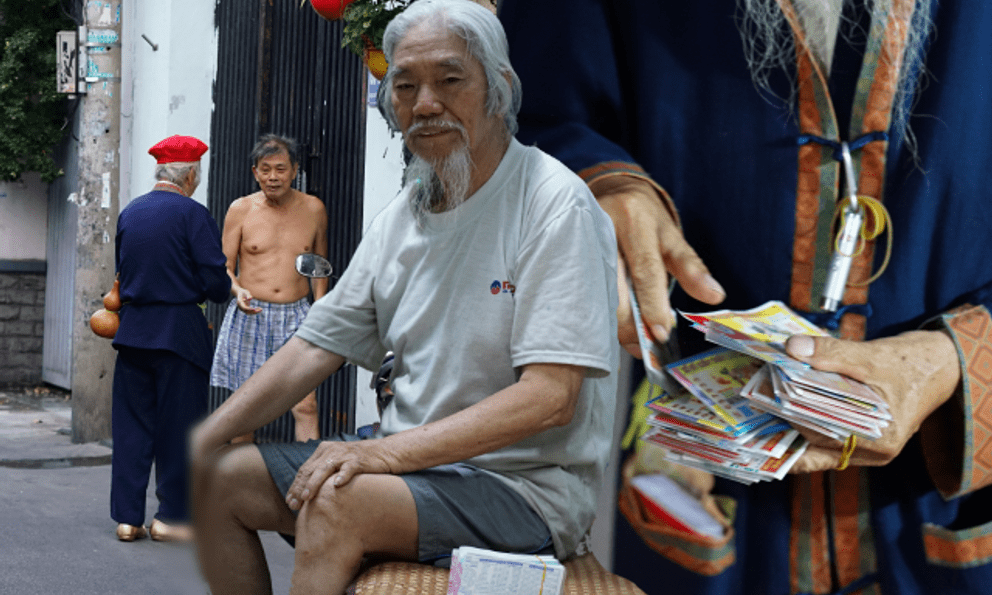 Ăn mặc bảnh bao đi bán vé số, ông lão ở TP.HCM sở hữu “gia tài