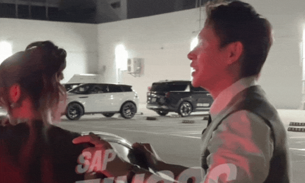 Tóm dính cặp đôi mới Vbiz: Công khai ôm eo sát rạt, còn ngồi chung một xe ra về