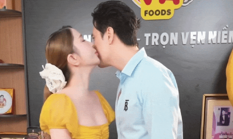 Quỳnh Nga thơm má Việt Anh ngay trên sóng, công khai sau 7 năm mập mờ? 