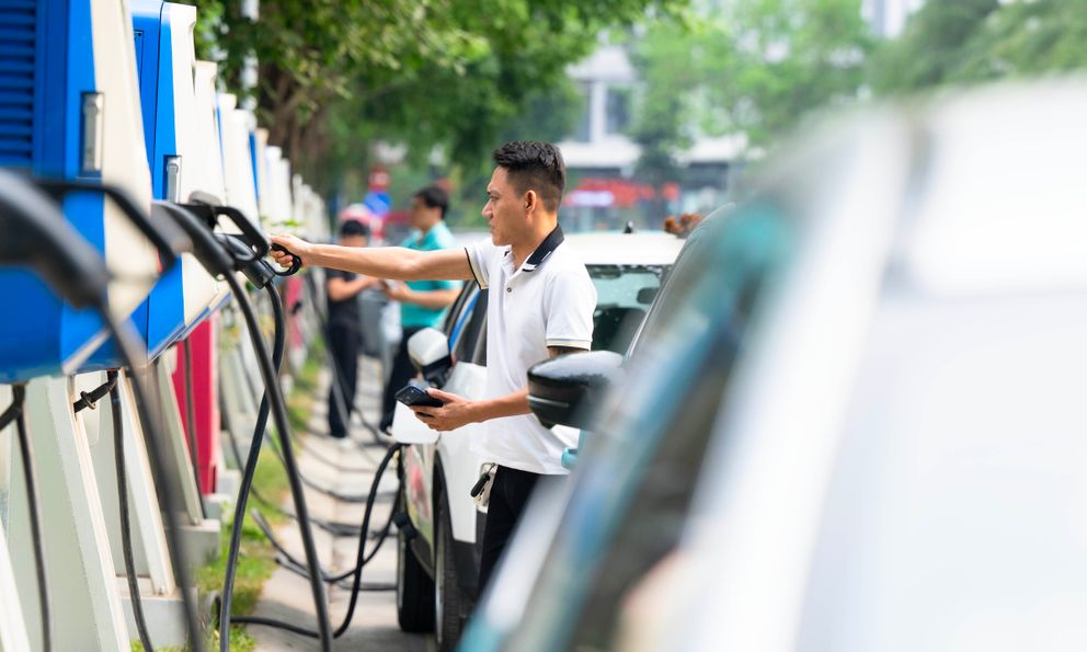 Hà Nội 2026: Trạm sạc phủ kín phố, tài xế xe điện “bỏ túi” nửa tỷ đồng mỗi năm