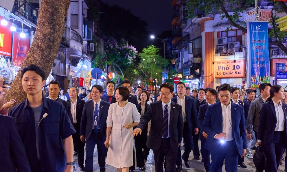 Chia sẻ gây sốt trên Instagram của Tổng thống Hàn Quốc sau chuyến dạo bộ Hồ Gươm: “Buổi tối Hà Nội thực sự rất đẹp”