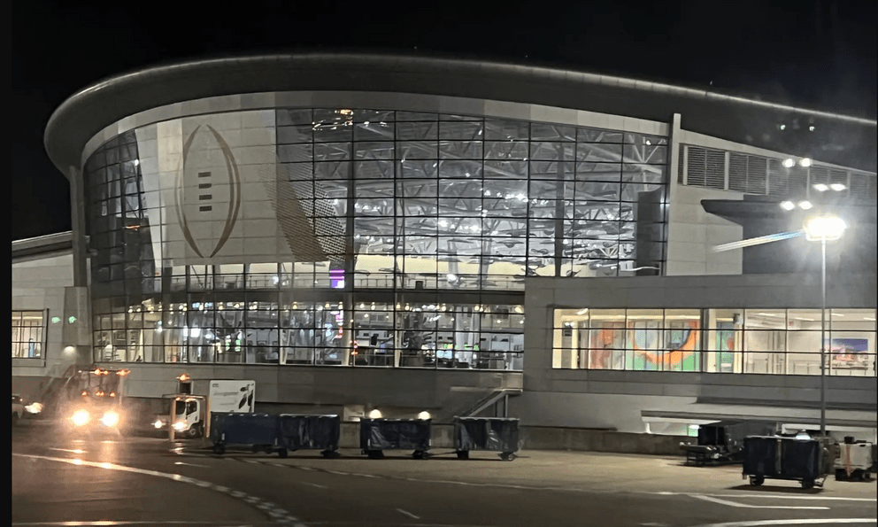 Người phụ nữ rơi từ độ cao hơn 15m, tử vong tại sân bay