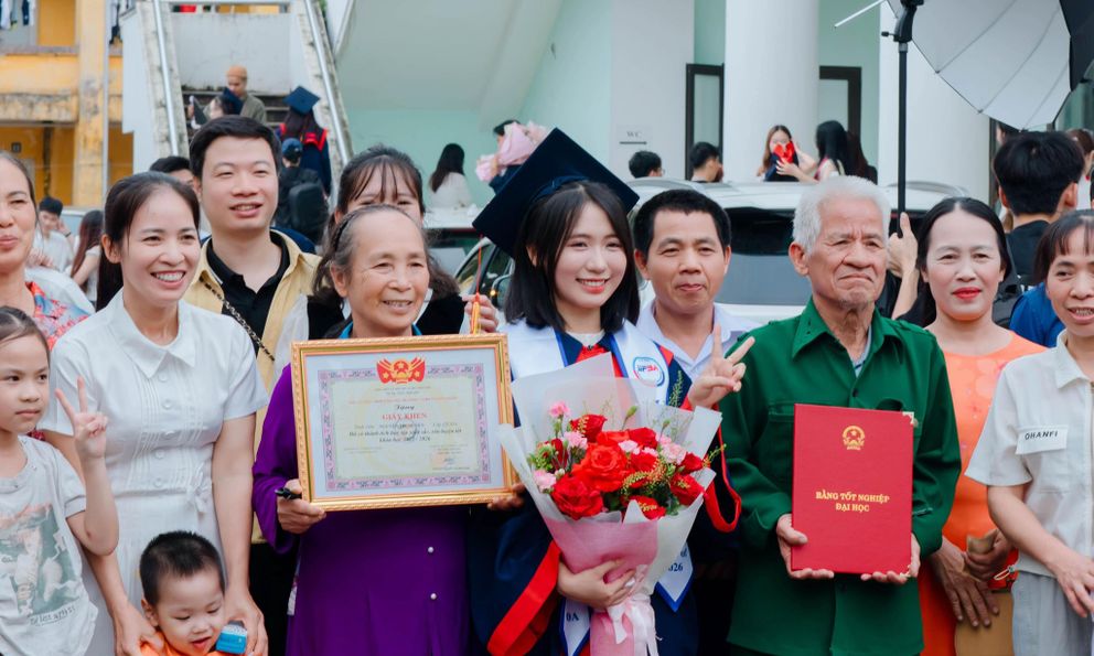 Tốt nghiệp mà ngỡ dạm ngõ: Nữ sinh thủ khoa thuê hẳn xe 29 chỗ đưa cả đại gia đình đi nhận bằng
