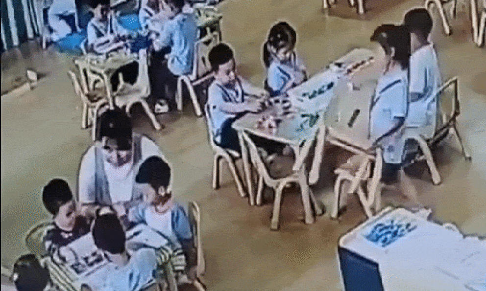 Thấy cô giáo đang mang thai phải khuỵu gối, phản ứng của bé gái biến video thành khoảnh khắc 