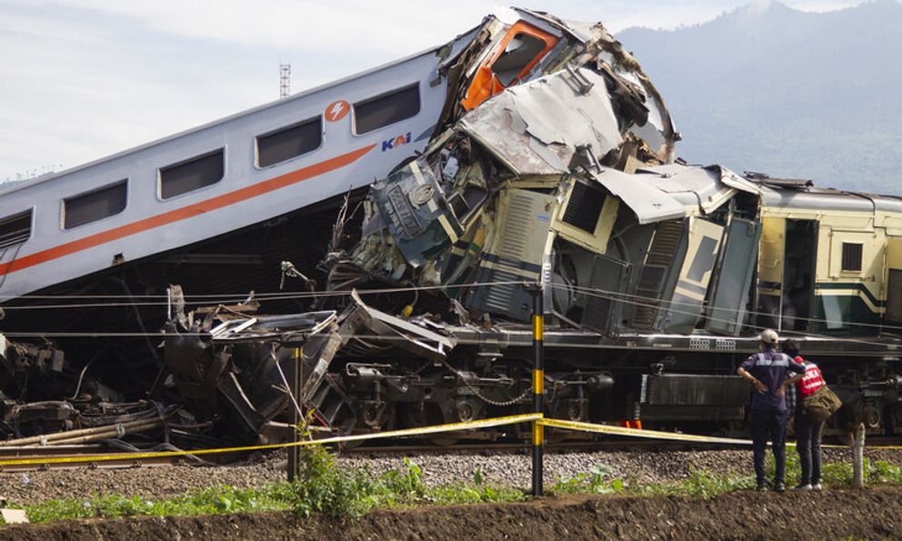 Thảm kịch 2 tàu hỏa đâm nhau tại Indonesia: Số người thiệt mạng tăng gấp đôi, gấp rút tìm kiếm nạn nhân trong đống đổ nát