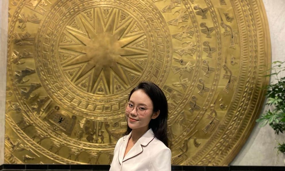 MC kênh Truyền hình Đối ngoại quốc gia đọc “hướng dẫn an toàn bay” chuẩn như tiếp viên hàng không