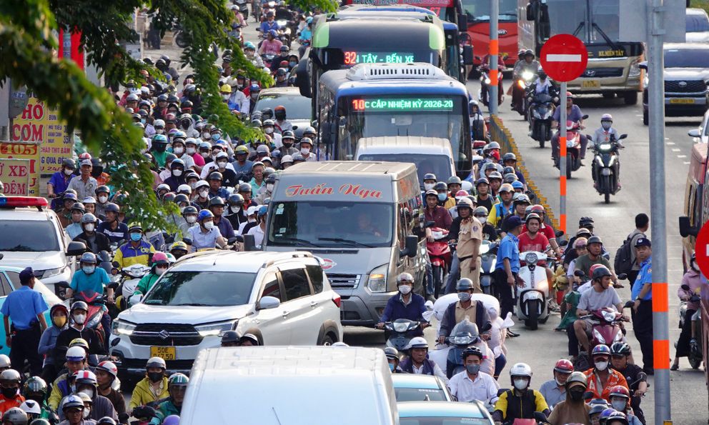 Tan ca là lên đường: Cửa ngõ TP.HCM kín xe trước kỳ nghỉ 4 ngày
