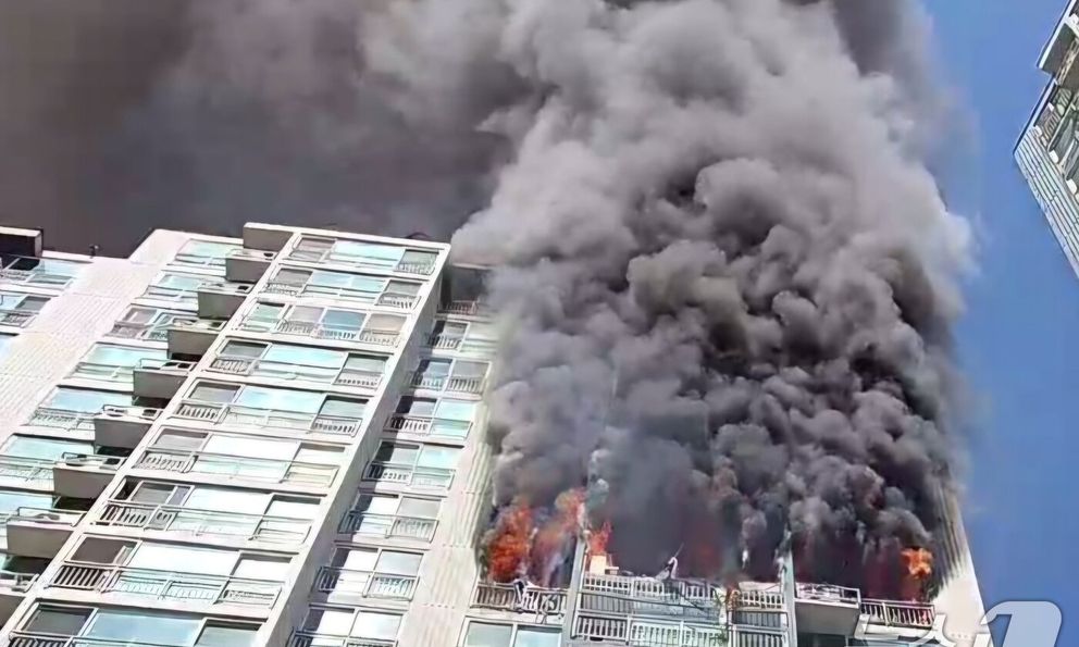 Cháy chung cư 20 tầng khiến đôi vợ chồng tử vong, 6 người bị thương