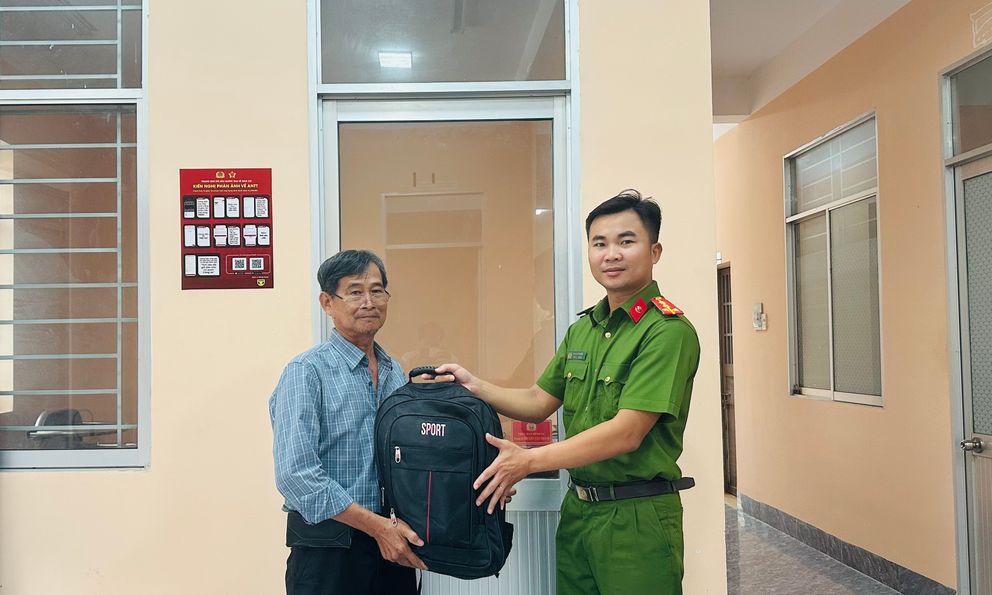 Phát hiện balo chứa nhiều vàng gồm dây chuyền, lắc tay, nhẫn... và tiền mặt: Công an mời người đàn ông SN 1962 lên làm việc