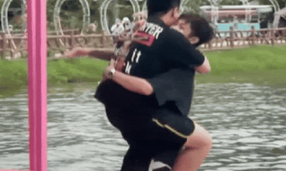 Vừa bước chân lên Flyboard vài giây, hai người đàn ông ôm nhau chìm thẳng xuống nước