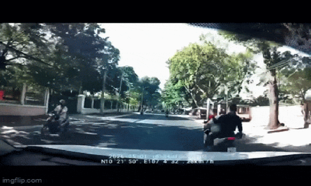 Clip nhóm thanh niên dùng nón bảo hiểm 