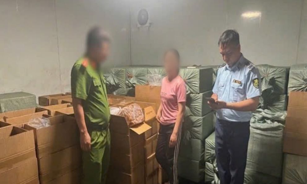 Phát hiện kho thực phẩm bẩn khủng ở Quảng Ninh: 292 thùng lòng lợn sấy rỉ nước, bốc mùi nồng nặc