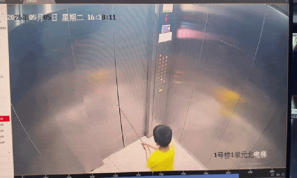 Đoạn camera trong thang máy được đăng lên mạng giữa đêm khiến nhiều phụ huynh thót tim