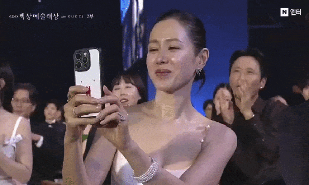Còn gì tình tứ hơn ánh mắt Son Ye Jin nhìn Thị đế Hyun Bin?