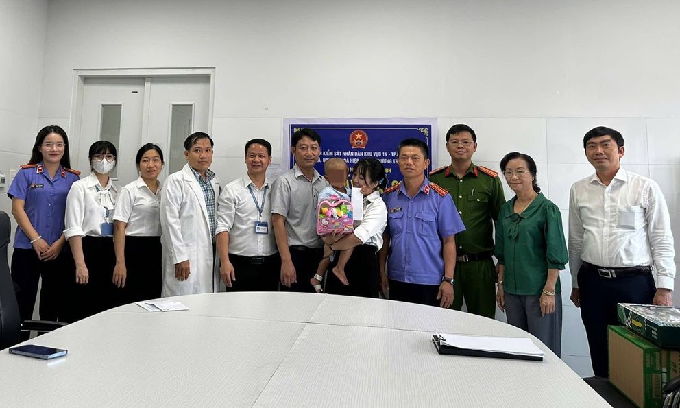 Trao giấy khai sinh cho bé trai 2 tuổi bị mẹ và cha dượng bạo hành ở TP.HCM