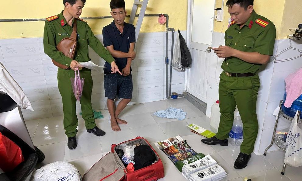 Khám xét khẩn cấp 3 địa điểm, bắt giữ kẻ cầm đầu là Nguyễn Xuân Thành: Thu giữ 600kg bột màu nâu