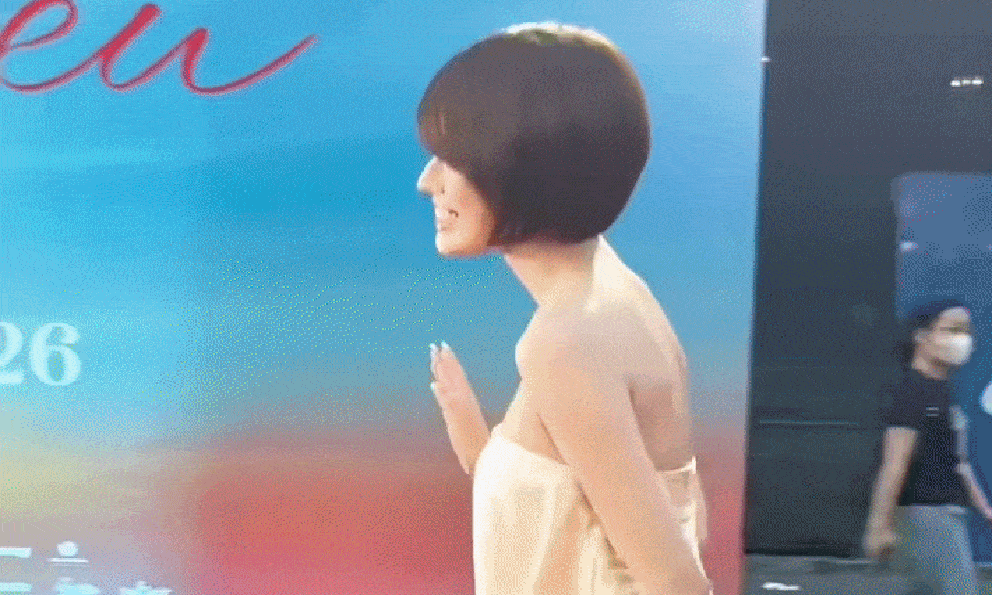 Ở đâu ra mỹ nhân Việt giống Song Hye Kyo quá vậy, từ kiểu tóc cho đến góc nghiêng chẳng khác gì chị em sinh đôi