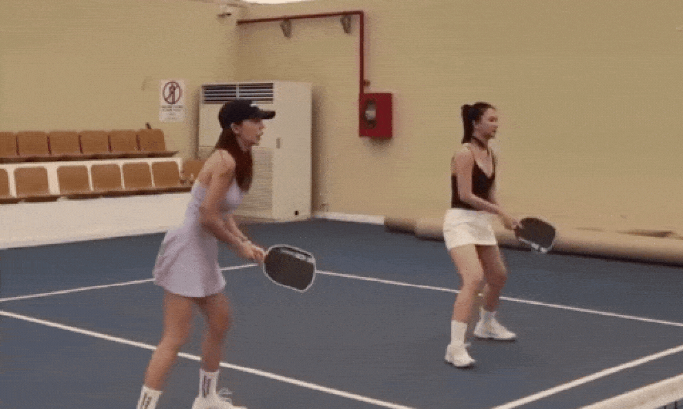 Vợ JustaTee chơi pickleball sau 2 tháng sinh con, bạn thân khuyên đừng đẻ nữa