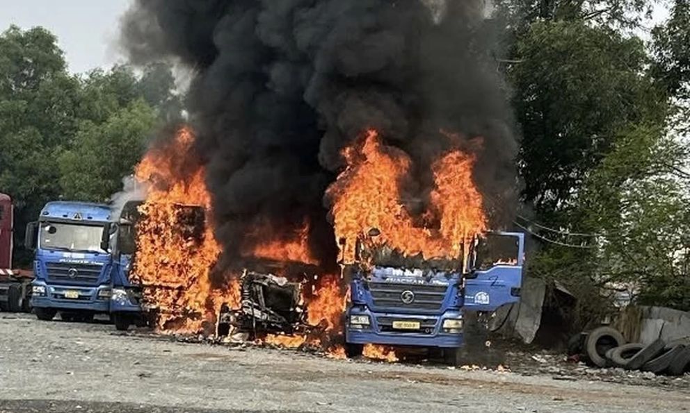 TP.HCM: Cháy lớn trong bãi xe rạng sáng, 3 xe đầu kéo bị thiêu rụi
