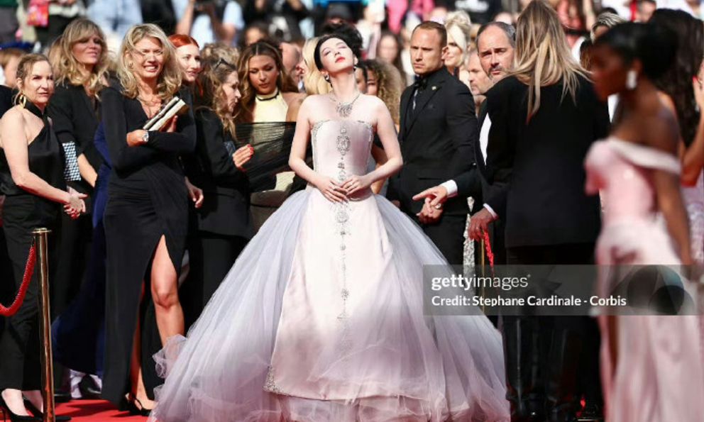 Bức ảnh xứng đáng phong thần của mỹ nhân đẹp chấn động thế gian ở Cannes 