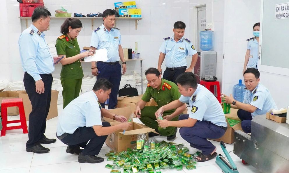 Triệt phá đường dây sản xuất hơn 27.000 chai dầu gió giả ở Tây Ninh