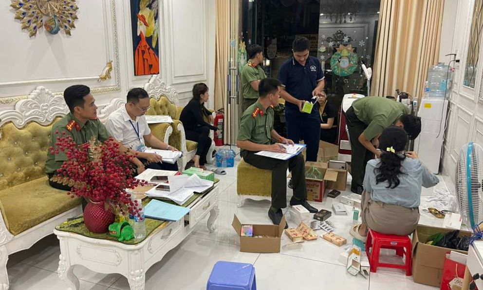 Kinh hoàng cảnh tượng bên trong cơ sở thẩm mỹ không phép tự cắt mí, tiêm filler, ai từng là khách hàng cần trình báo ngay