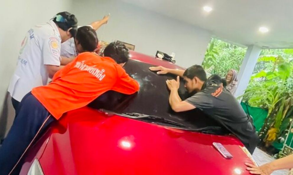 Bé gái 9 tháng tuổi bị mắc kẹt trong ô tô giữa nắng nóng