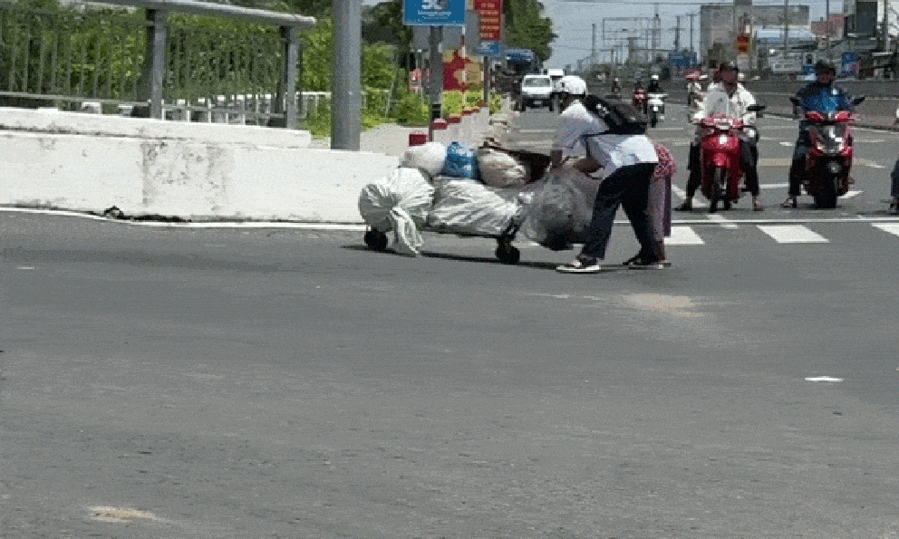 4,3 triệu lượt xem video nam sinh lao tới đẩy xe ve chai giúp bà cụ giữa dốc cầu: 