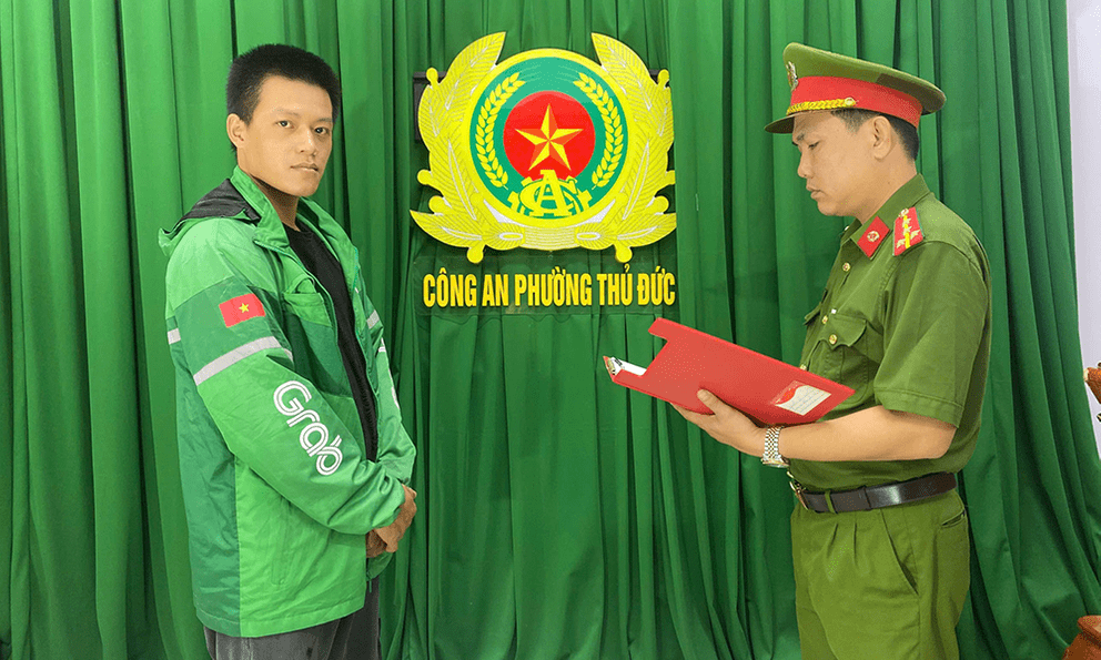 Thấy bạn gái cũ ngồi sau xe khác, thanh niên mặc áo xe ôm công nghệ 