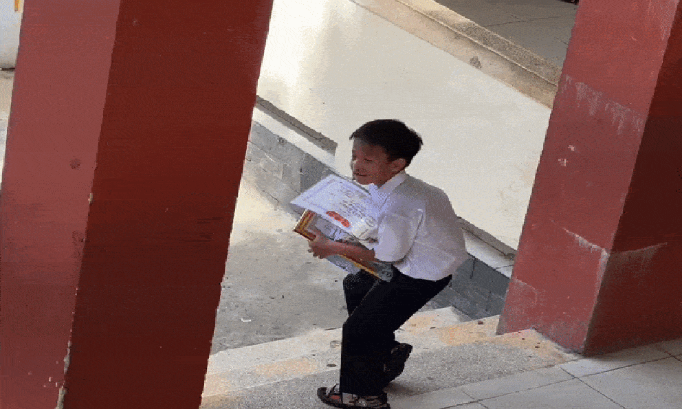 Video ngày bế giảng của học sinh tiểu học khiến nhiều người đồng cảm: : “Đúng là sức nặng của tri thức”
