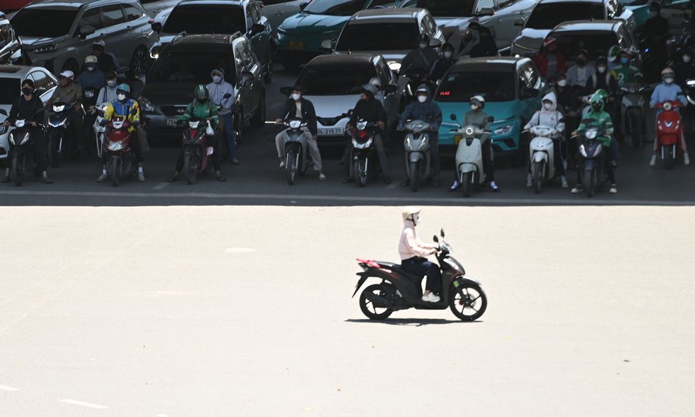 Toàn cảnh Hà Nội trong ngày nắng nóng đỉnh điểm 40 độ C: Thành phố hầm hập như “chảo rang”, dân công sở và tài xế đều 