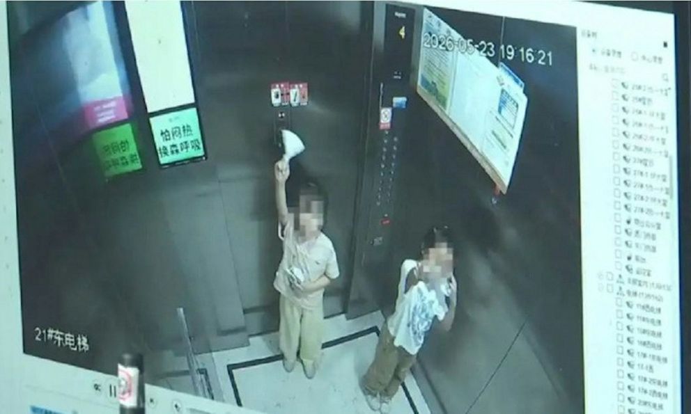 Hai bé gái 9 tuổi bị kẹt trong thang máy suốt 2 giờ, cầu cứu 50 lần nhưng bảo vệ vẫn ngó lơ