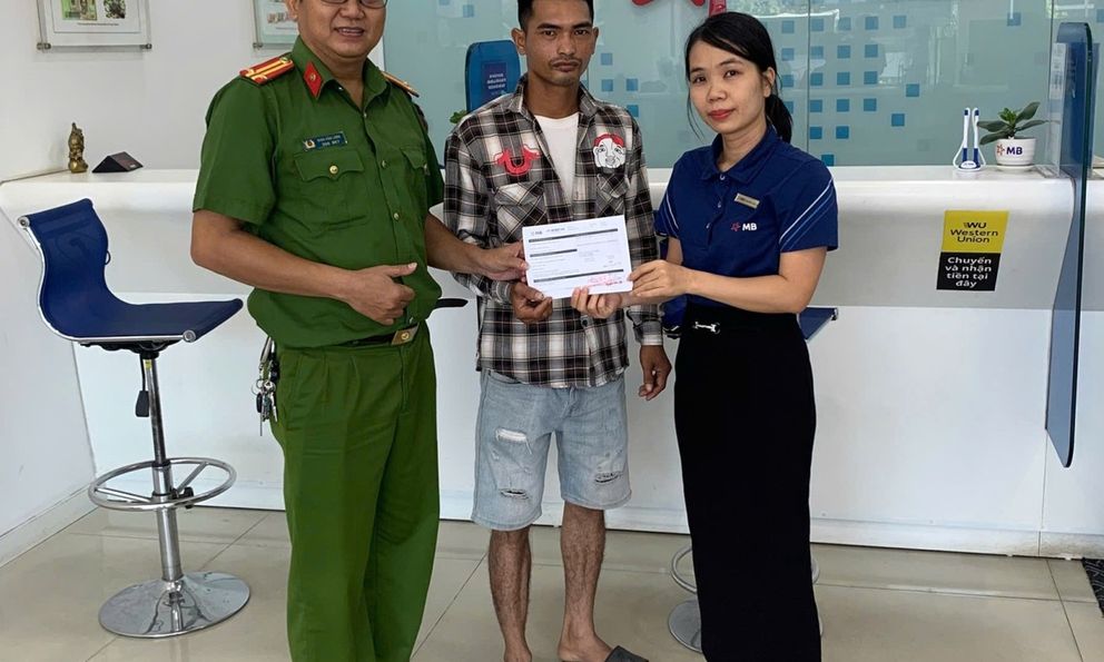 Tài khoản MBBank vừa nhận 35,6 triệu đồng, Công an tìm đến tận nhà người đàn ông SN 1999 để làm việc