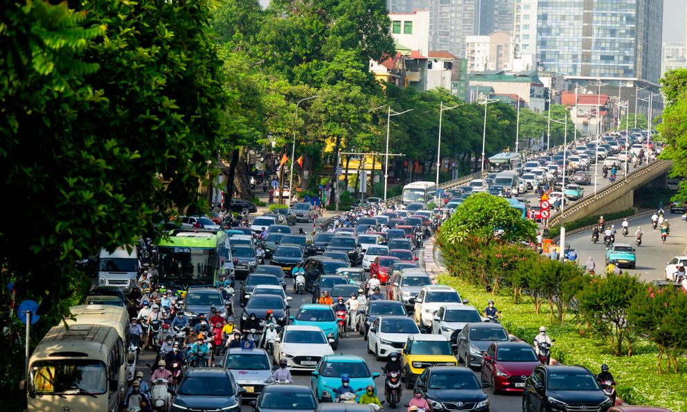 Cảnh tượng tại nút giao La Thành - Nguyễn Chí Thanh (Hà Nội) trong sáng ngày 1/6
