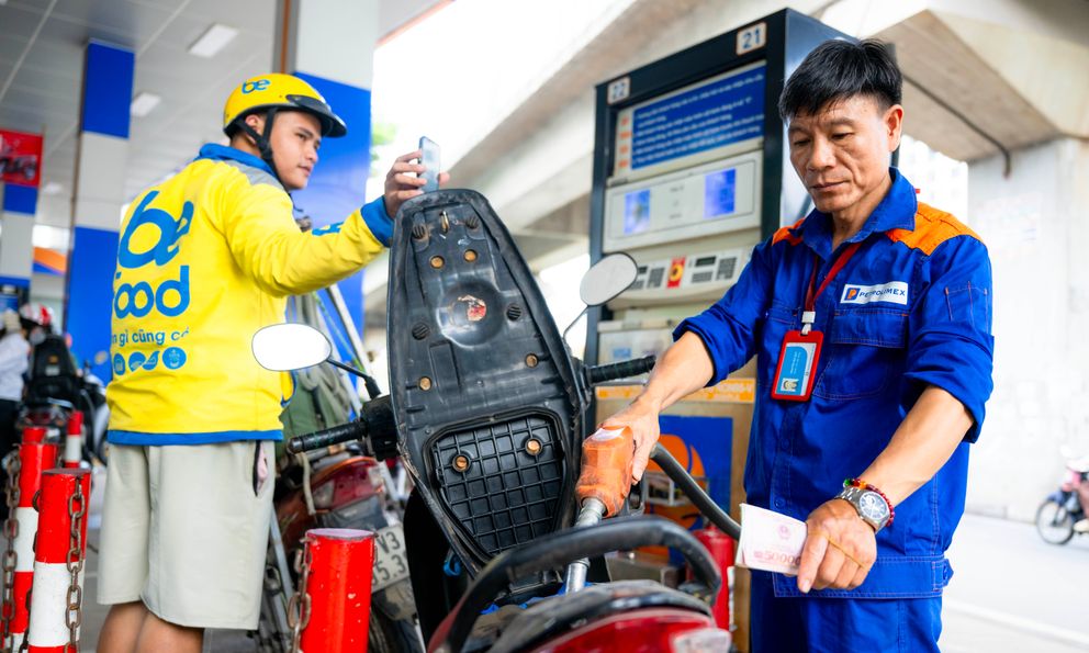 Xăng E10 chính thức đến tay người tiêu dùng: Ghi nhận thực tế tại cửa hàng xăng dầu ở Hà Nội