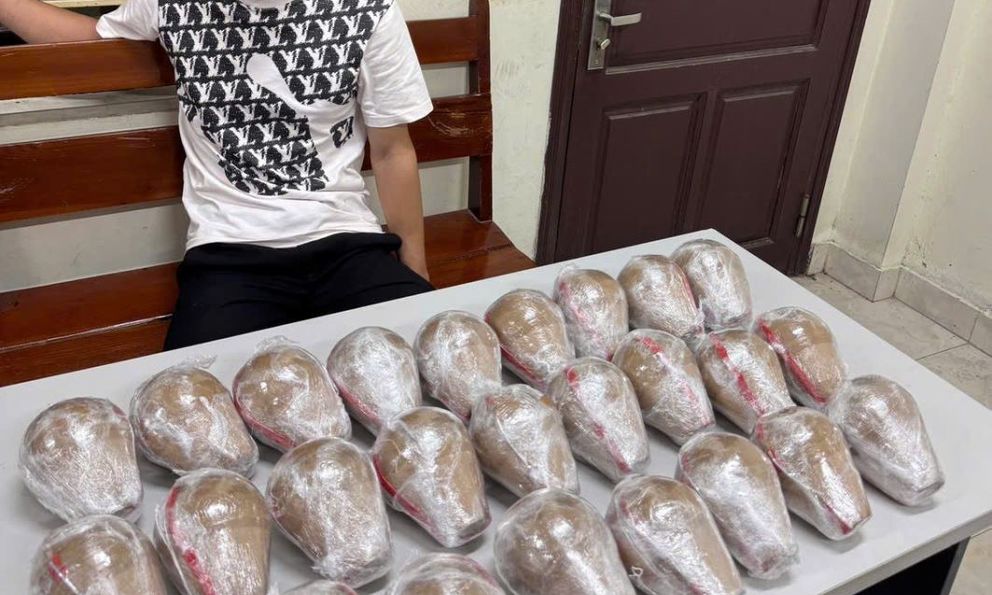 Bắt giữ Phạm Bình Nguyên SN 2002, thu giữ 26 vật lạ hình cầu quấn kín nylon