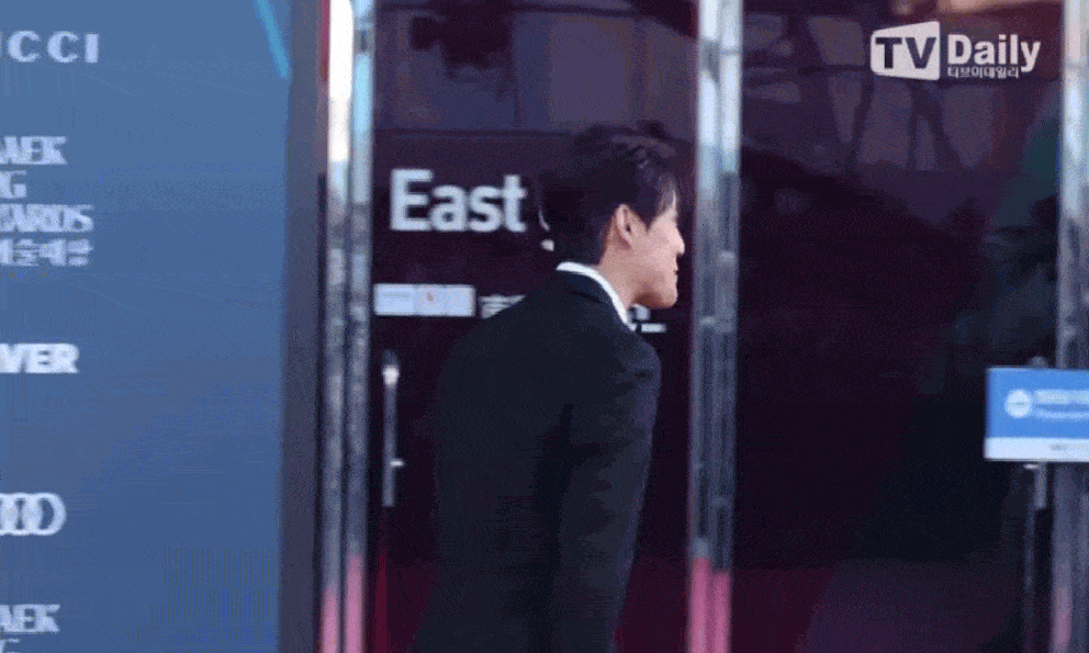 Kinh hoàng nhóm nhạc nam bị fan cuồng đột nhập nhà, lén hôn lúc đang ngủ 