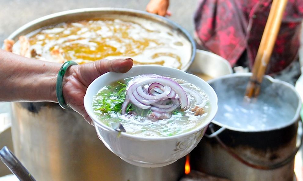 Cùng dính lùm xùm vệ sinh, huyền thoại phở phố cổ 
