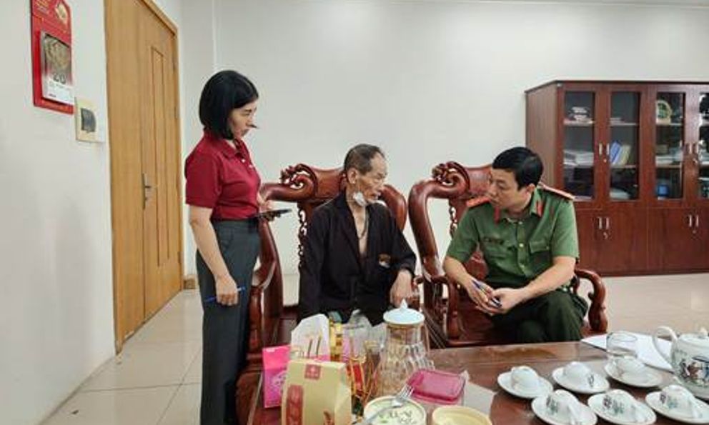 Cụ ông ôm 50 triệu và 12 chỉ vàng vội vã đến ngân hàng sau loạt cuộc gọi khẩn: Công an lập tức có mặt làm việc