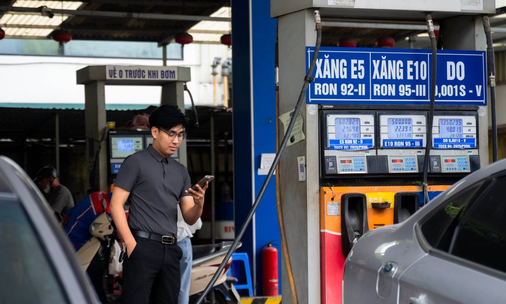 Vòng quanh Hà Nội và TP.HCM: Loạt cây xăng vẫn bán song song xăng E5 cùng E10