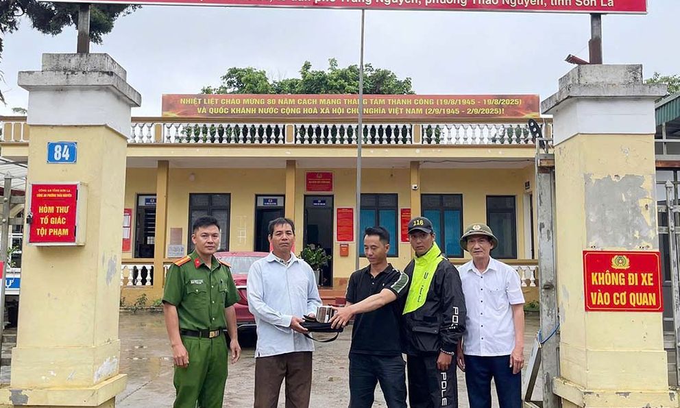 Mở chiếc túi khả nghi bên đường, người đàn ông sững sờ trước số tiền bên trong