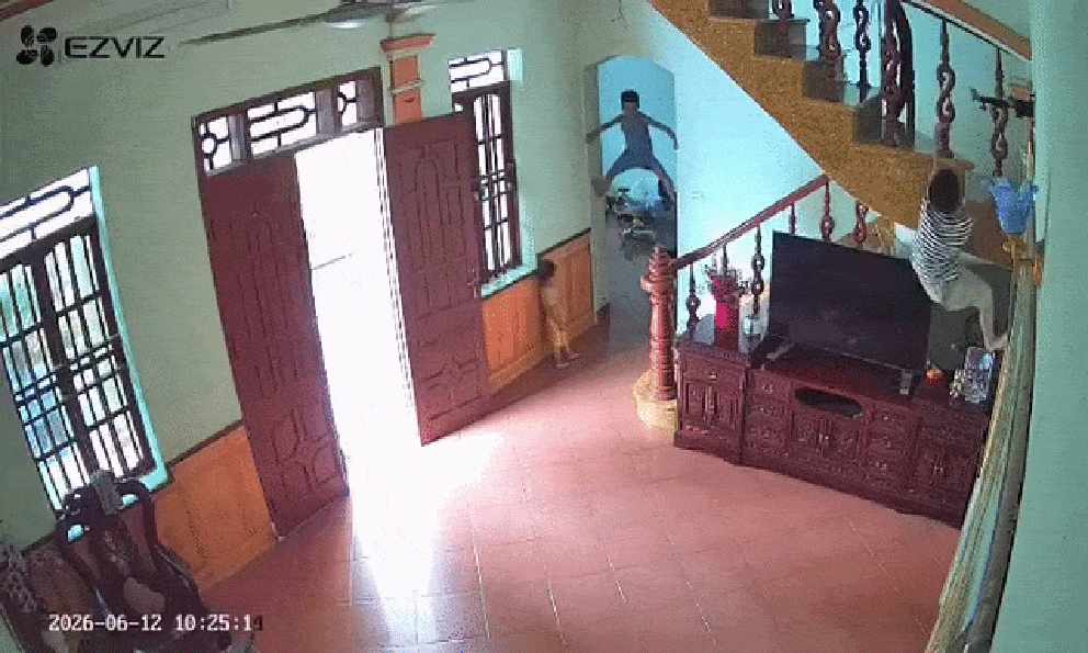 Xem camera phòng khách mùa nghỉ hè, phụ huynh thót tim chứng kiến cảnh tượng này của con