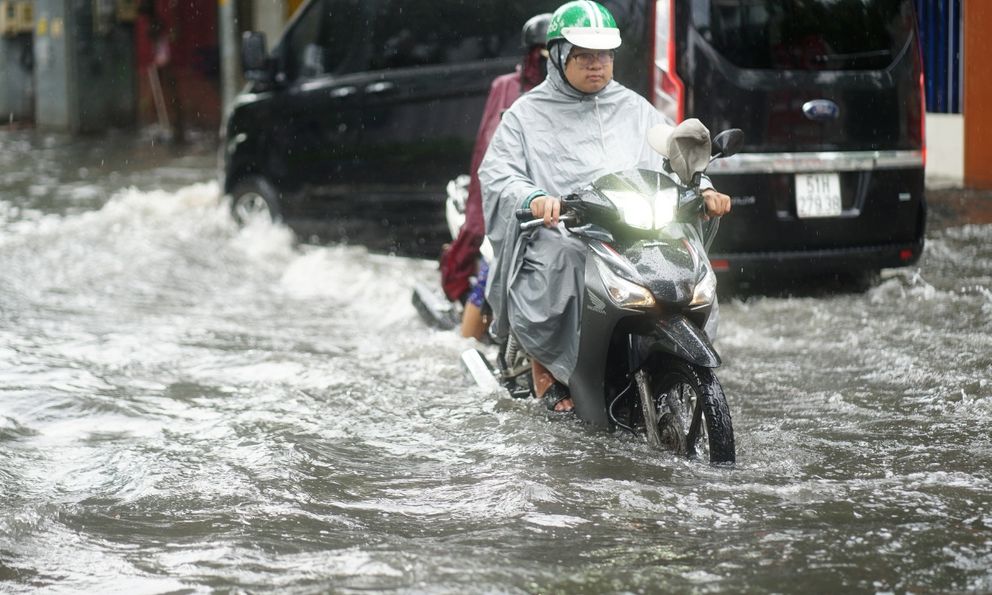 Mưa lớn gần 30 phút, khu nhà giàu TP.HCM hóa 