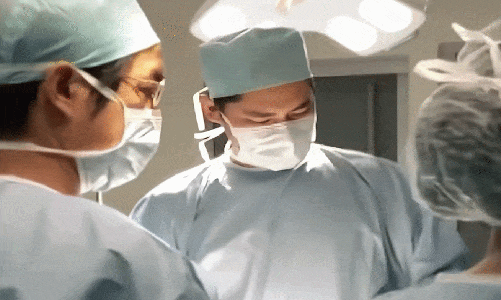Cảnh phim vô lý nhất màn ảnh Việt: Bác sĩ đang mổ tự nhiên kêu đồng nghiệp đi mua bánh mì ăn