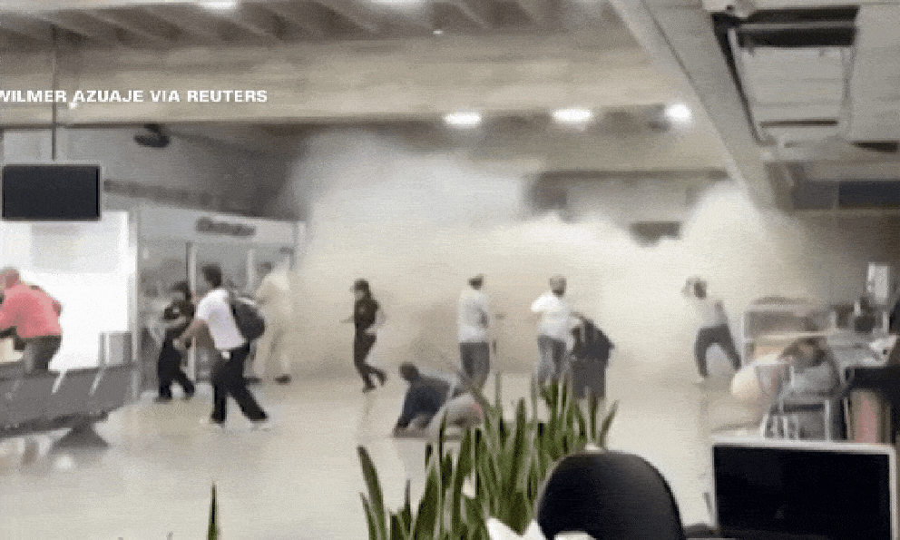 Cảnh tượng đổ nát, hỗn loạn bên trong sân bay quốc tế lớn nhất Venezuela thời điểm xảy ra thảm họa động đất kép