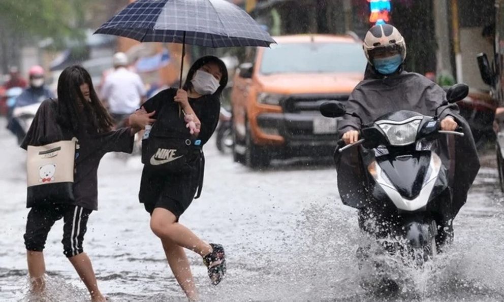 Thời tiết miền Bắc thay đổi đột ngột từ chiều tối nay: Mưa to, dông lốc xuất hiện sau đợt nắng nóng kéo dài