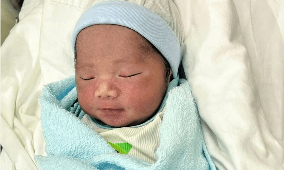 Bé trai sơ sinh bị bỏ rơi trong Công viên Văn Lang ở TP.HCM
