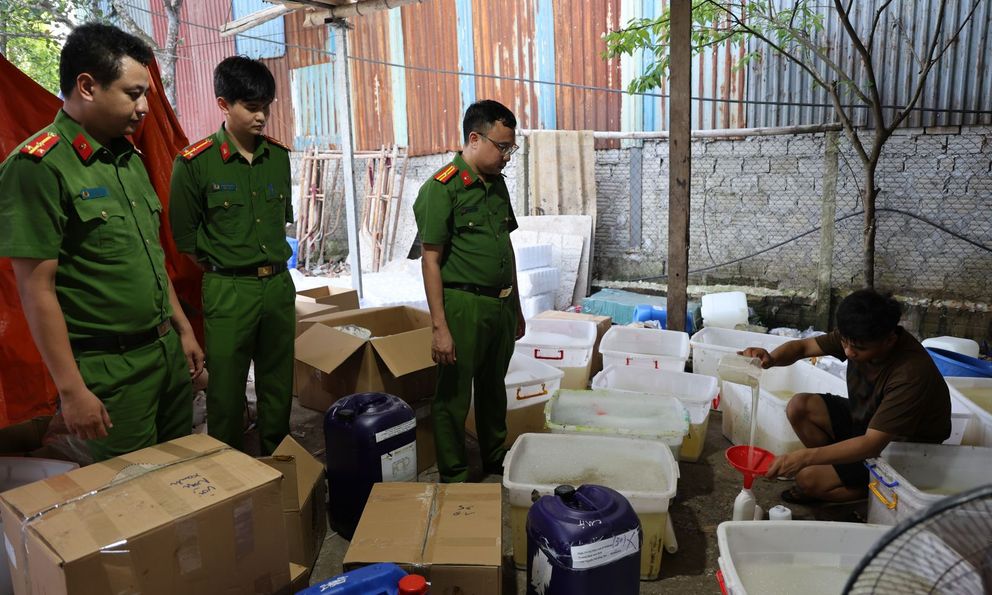 Cận cảnh xưởng sản xuất sữa tắm, dầu gội giả tại Ninh Bình, thu giữ gần 30.000 sản phẩm: Khởi tố Phạm Thị Thảo SN 1993 và Lương Văn Khải SN 2007