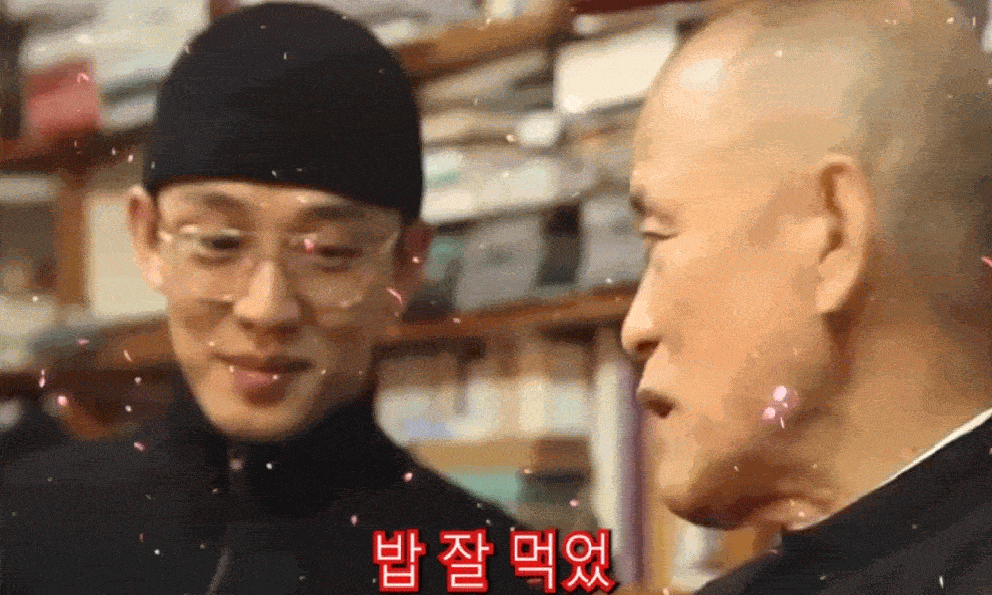 Yoo Ah In lần đầu lộ diện sau khi được trả tự do, thái độ gây chú ý
