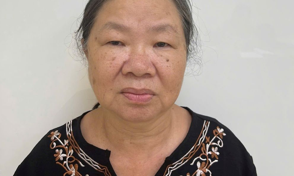 Nguyên cán bộ ngân hàng Nguyễn Thị Kim Oanh 69 tuổi từ Lào về Việt Nam đầu thú